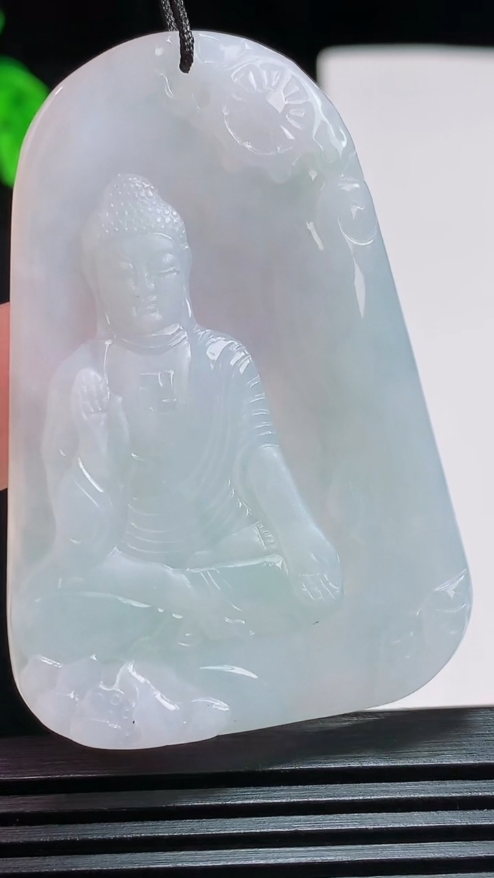 天然A货翡翠飘花阿弥陀佛吊坠，尺寸56-38-4.5 重量:21.80g
7月29日