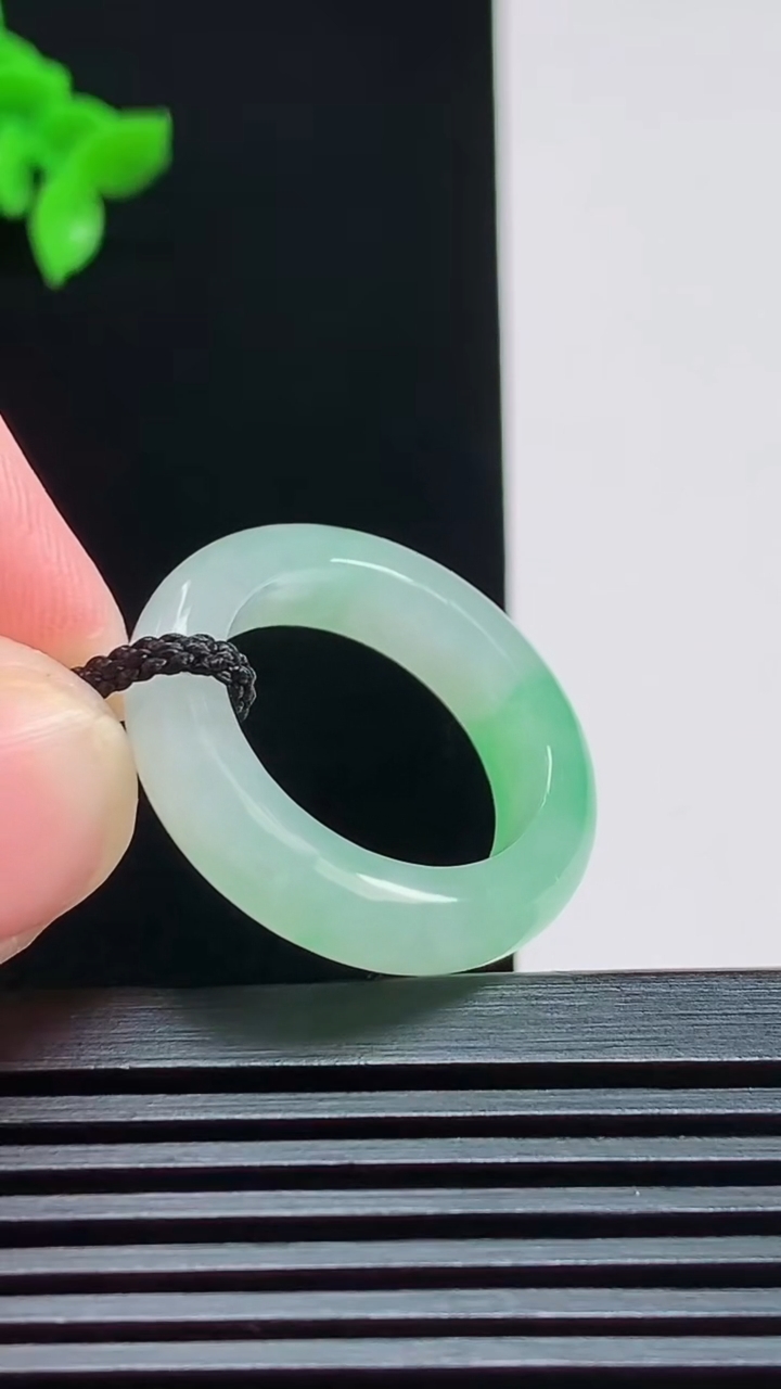 天然A货翡翠玉指环 戒指，尺寸17.6-5.5-3.8 重量:4.66g2026年7月29日
工厂直销收藏佳品,种好水足，色泽均匀，有种有色，上手高大气！