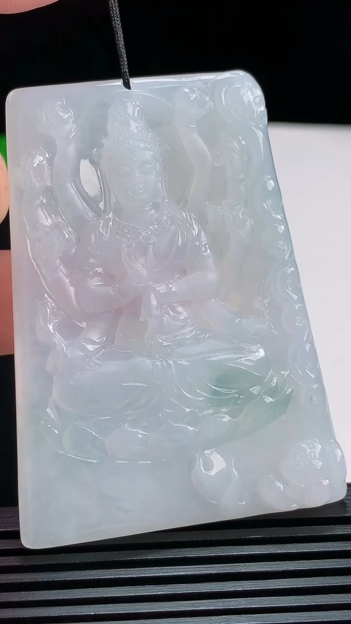 天然A货翡翠飘花千手观音菩萨吊坠，尺寸63.5-45.8-6.2 重量:42.96g
7月29日