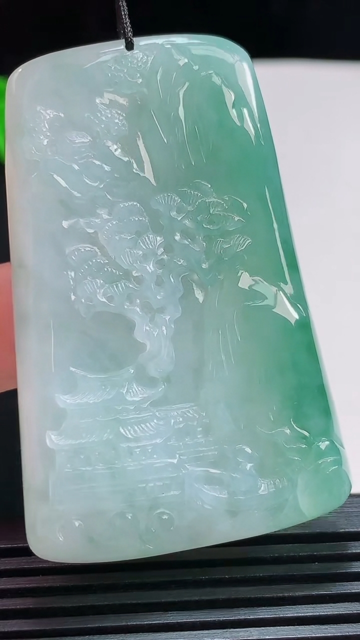 天然A货翡翠牌吊坠，尺寸57-37-9 重量:45.78g
7月29日