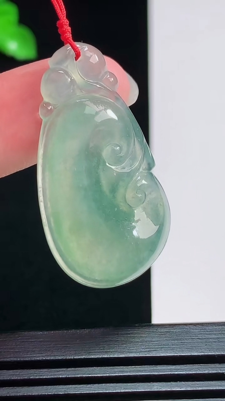 天然A货翡翠如意吊坠，尺寸36-19.5-5.2 重量:5.94g
7月29日