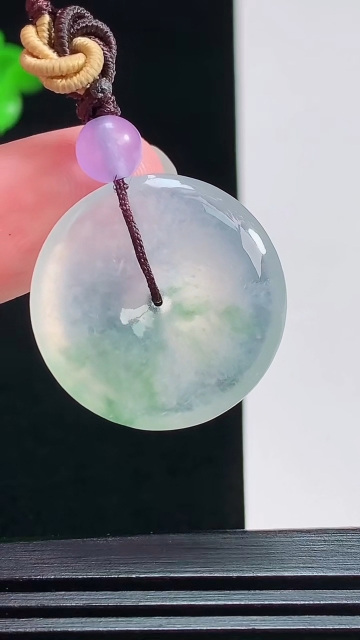天然A货翡翠平安扣吊坠，尺寸23.6-4.6 重量:6.05g
7月29日