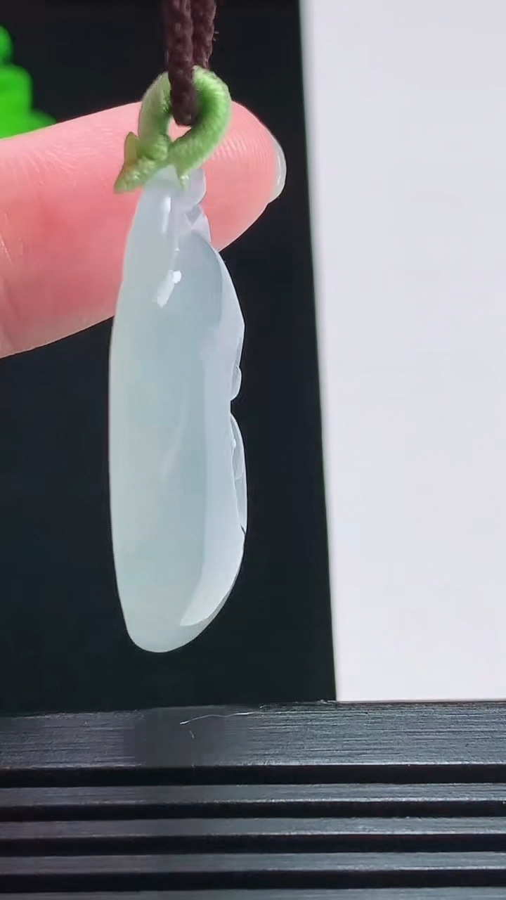 天然A货翡翠如意吊坠，尺寸40-20-7.6 重量:10.89g
7月29日