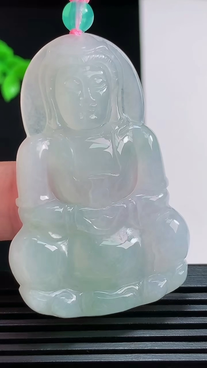天然A货翡翠正装观音吊坠，尺寸52-34-5.8 重量:18.35g
7月29日