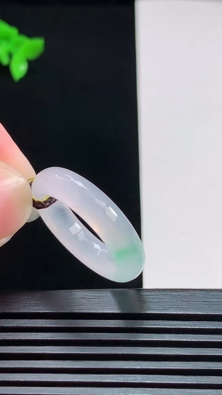 天然A货翡翠玉指环 戒指，尺寸18-5.2-4 重量:4.42g2026年7月29日
工厂直销收藏佳品,种好水足，色泽均匀，有种有色，上手高大气！