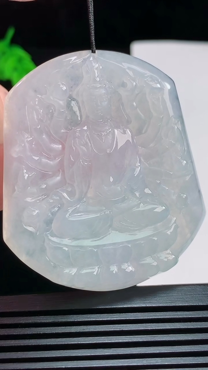 天然A货翡翠千手观音菩萨吊坠，尺寸55-47.6-5 重量:29.40g
7月29日