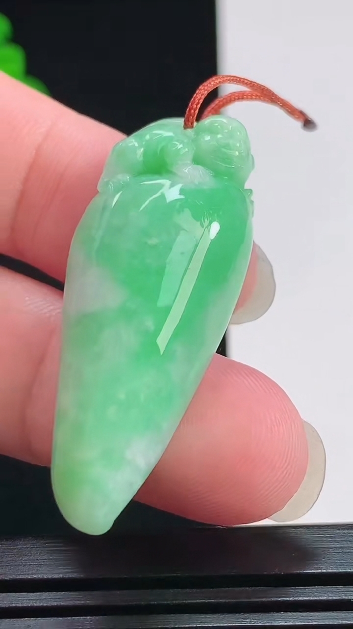 天然A货翡翠福瓜吊坠，尺寸43-17-10.5 重量:13.10g
7月29日
