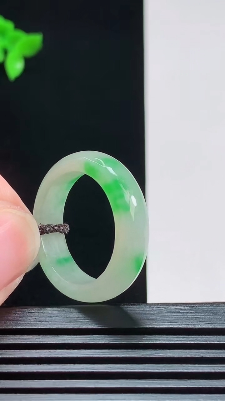 天然A货翡翠玉指环 戒指，尺寸19-6-4 重量:4.66g2026年7月29日
工厂直销收藏佳品,