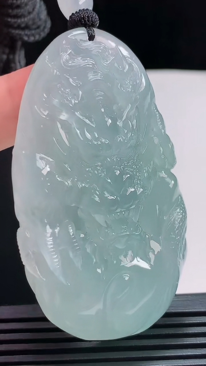 天然A货翡翠龙牌吊坠，尺寸66.5-38-12.8 重量:65.00g
7月29日