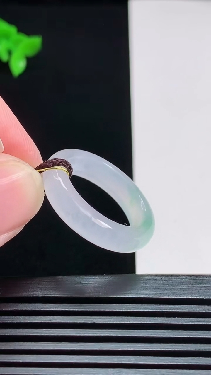 天然A货翡翠玉指环 戒指，尺寸18-5.2-4 重量:4.42g2026年7月29日
工厂直销收藏佳品,种好水足，色泽均匀，有种有色，上手高大气！