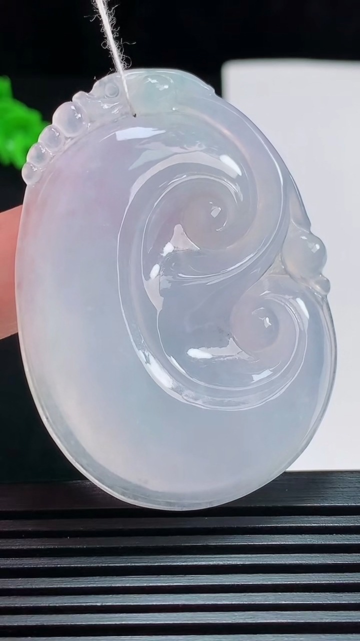 天然A货翡翠紫罗兰如意吊坠，尺寸54-38.6-6 重量:22.35g
7月29日