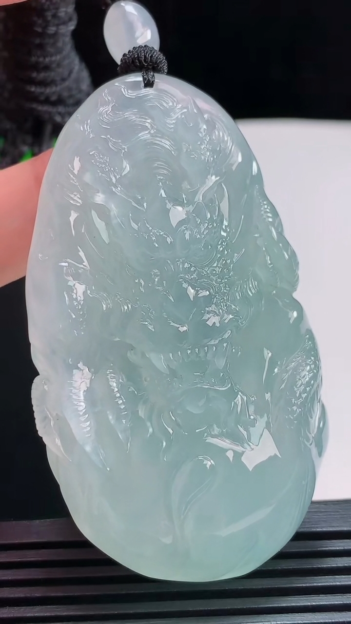 天然A货翡翠龙牌吊坠，尺寸66.5-38-12.8 重量:65.00g
7月29日
