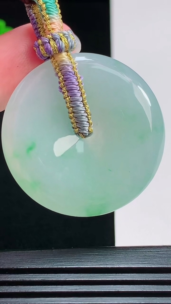 天然A货翡翠平安扣吊坠，尺寸34.5-5.5 重量:15.25g
7月29日