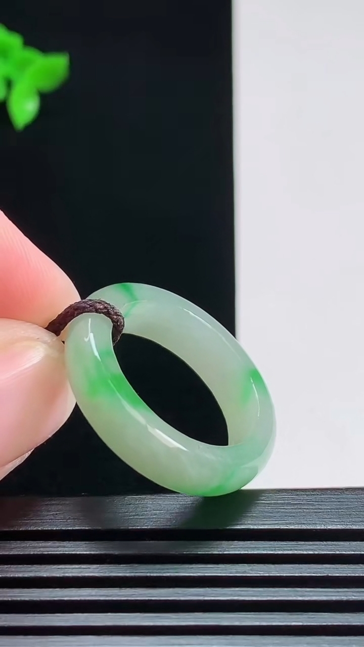 天然A货翡翠玉指环 戒指，尺寸19-6-4 重量:4.66g2026年7月29日
工厂直销收藏佳品,种好水足，色泽均匀，有种有色，上手高大气！