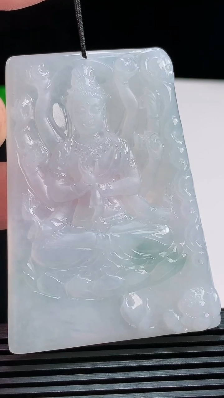 天然A货翡翠飘花千手观音菩萨吊坠，尺寸63.5-45.8-6.2 重量:42.96g
7月29日