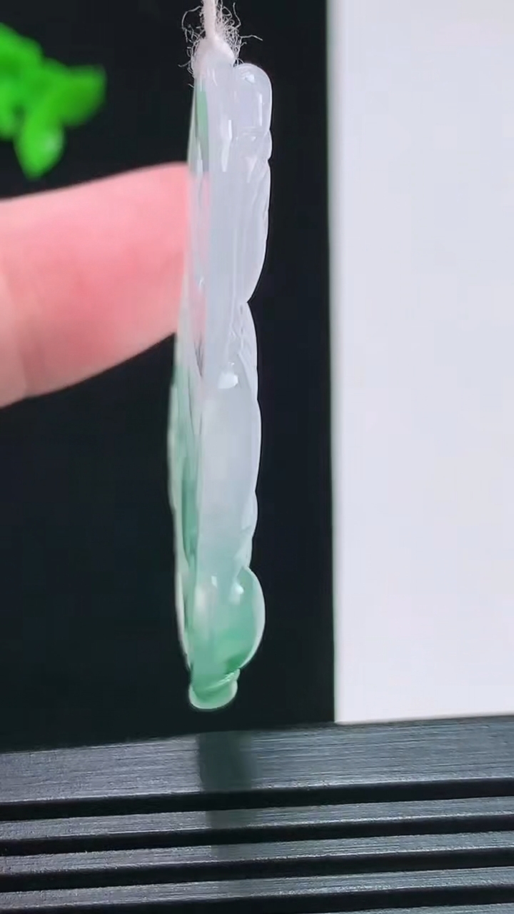 天然A货翡翠冰种飘花正装观音吊坠，尺寸48.6-30-5 重量:11.59g
7月29日