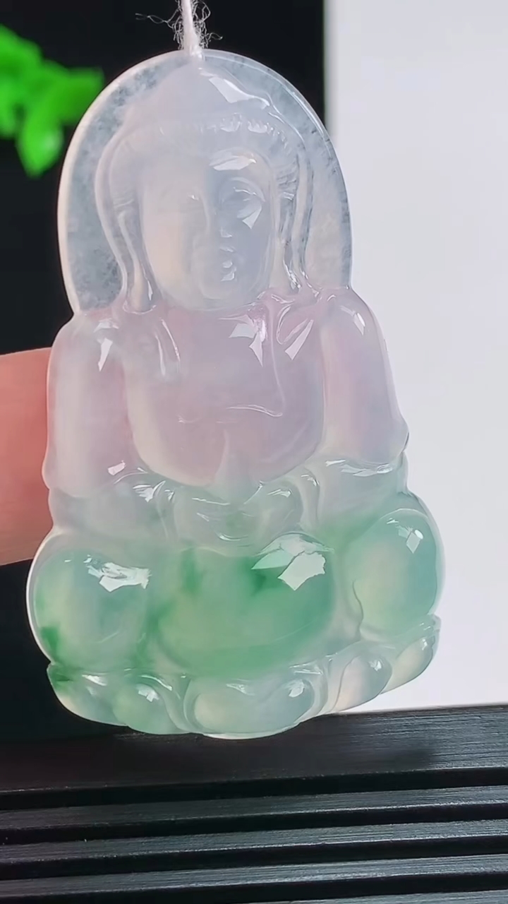 天然A货翡翠冰种飘花正装观音吊坠，尺寸48.6-30-5 重量:11.59g
7月29日
