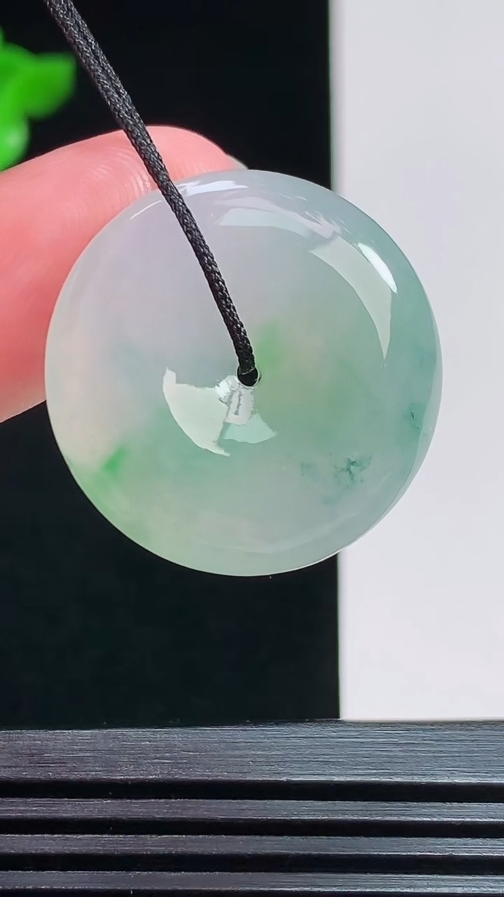 天然A货翡翠平安扣吊坠，尺寸25-5.5 重量:7.44g
7月29日