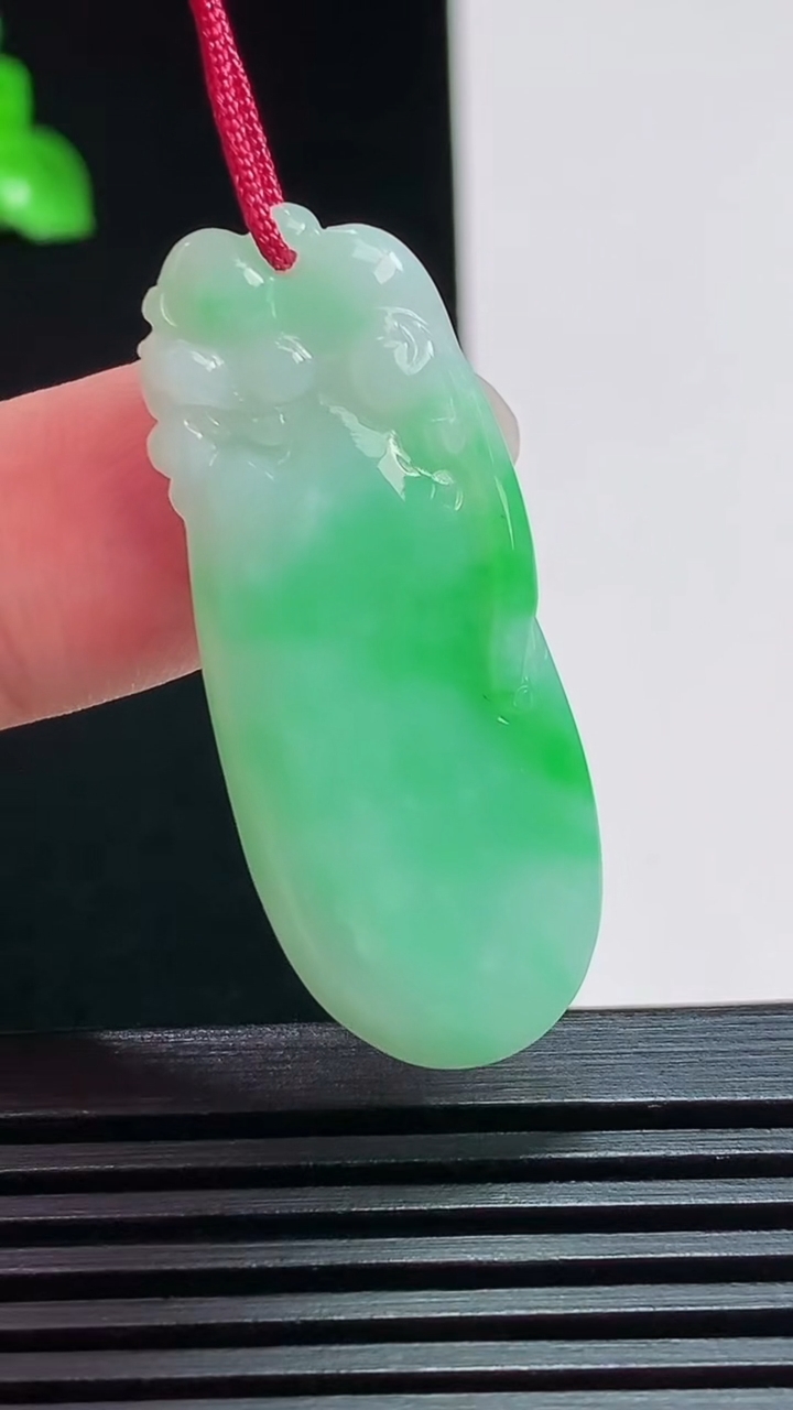 天然A货翡翠寿桃吊坠，尺寸38.5-15.5-4.5 重量:5.85g
7月29日
