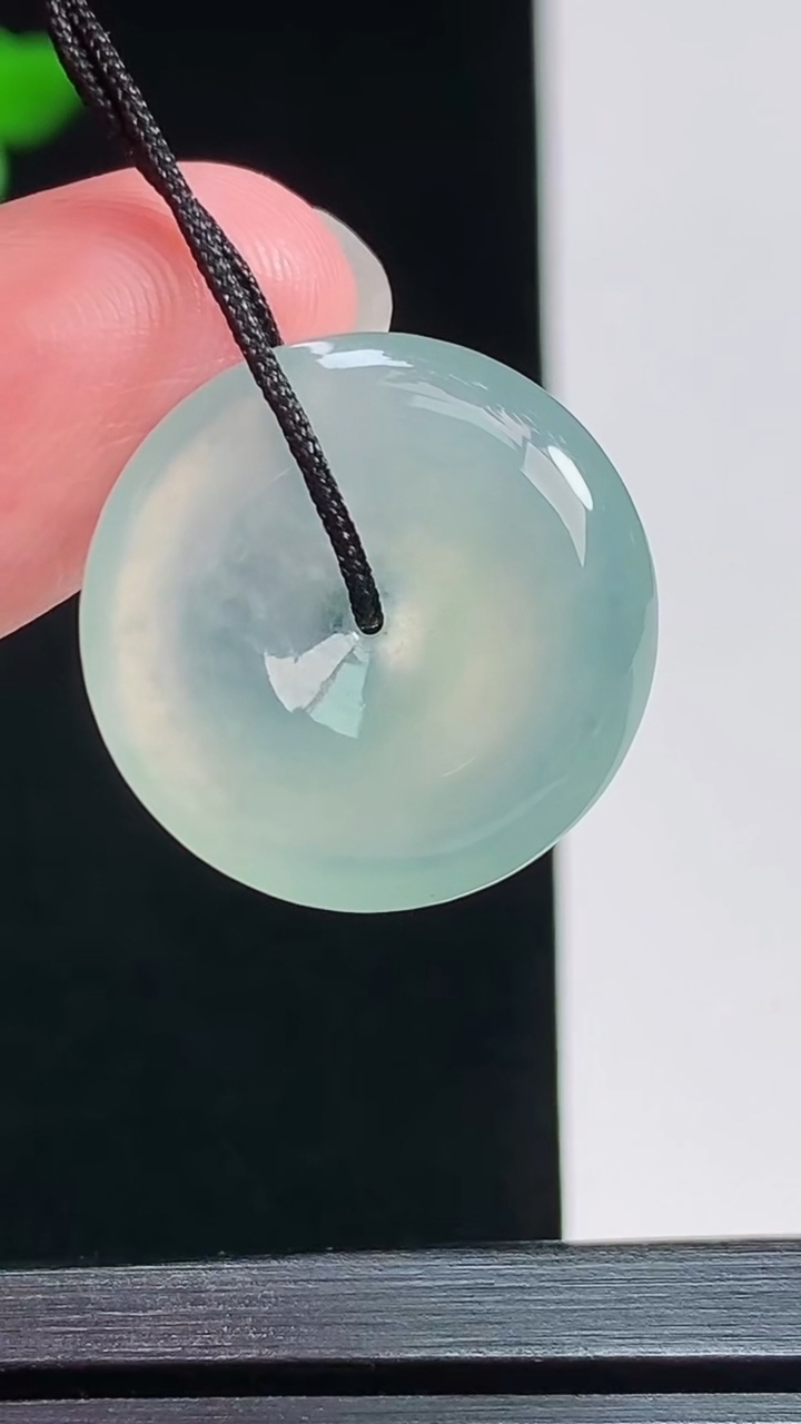 天然A货翡翠平安扣吊坠，尺寸20-4.6 重量:3.79g
7月29日