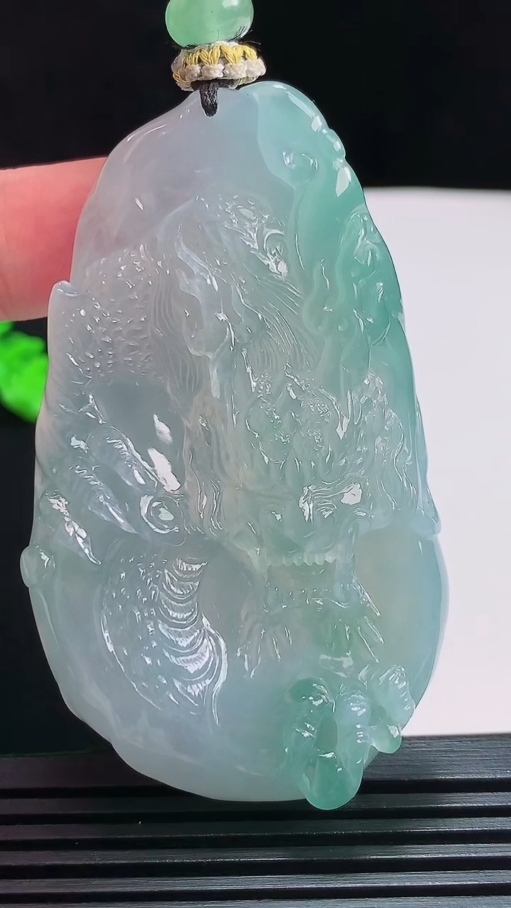 天然A货翡翠种紫罗兰 飘花龙牌吊坠，尺寸66.2-39-12.3 重量:61.69g
7月29日
