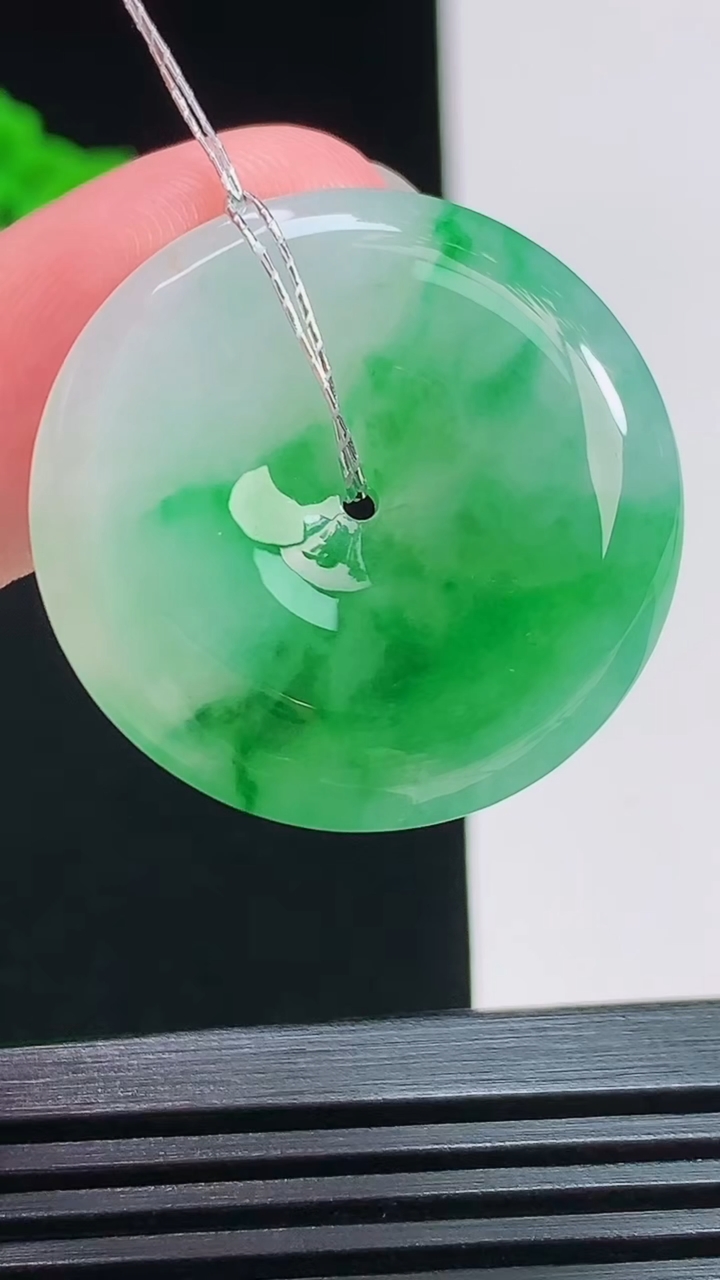 天然A货翡翠平安扣吊坠，尺寸28.6-6 重量:10.21g
7月29日