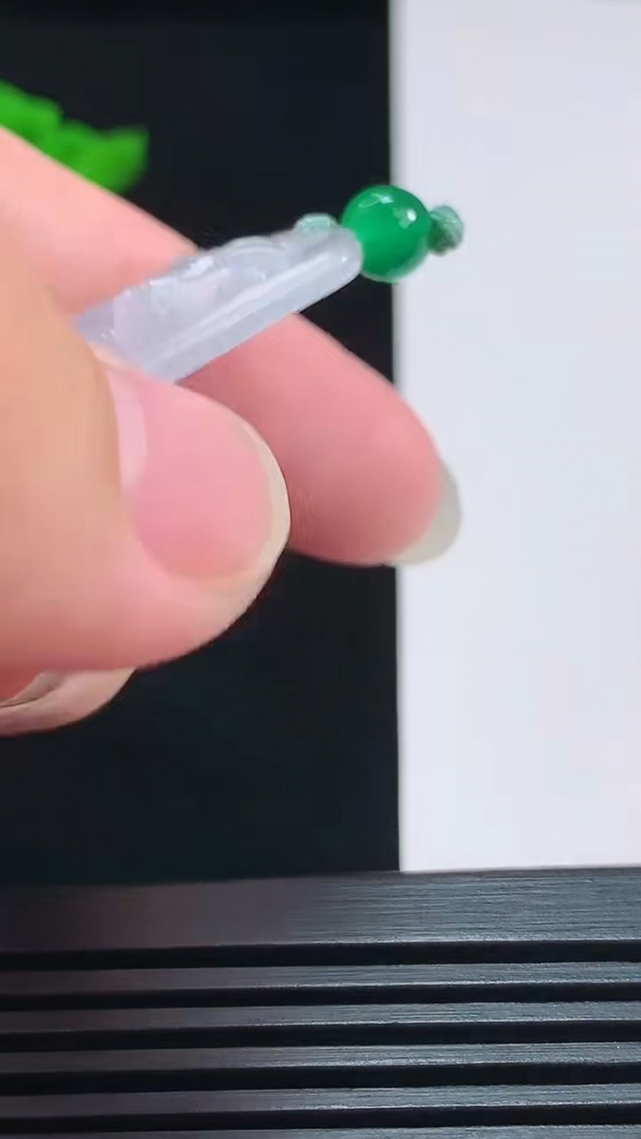 天然A货翡翠生肖马牌吊坠，尺寸49-35.5-6 重量:17.86g
7月29日