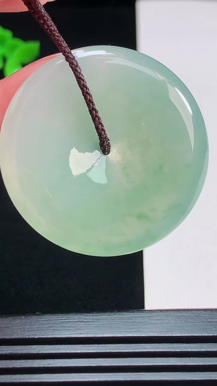 天然A货翡翠平安扣吊坠，尺寸38-5.6 重量:18.88g
7月29日