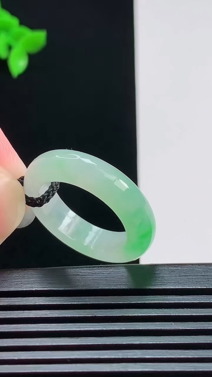 天然A货翡翠玉指环 戒指，尺寸17.6-5.5-3.8 重量:4.66g2026年7月29日
工厂直销收藏佳品,种好水足，色泽均匀，有种有色，上手高大气！