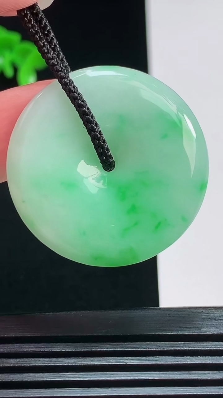 天然A货翡翠平安扣吊坠，尺寸32.6-5.5 重量:12.59g
7月29日