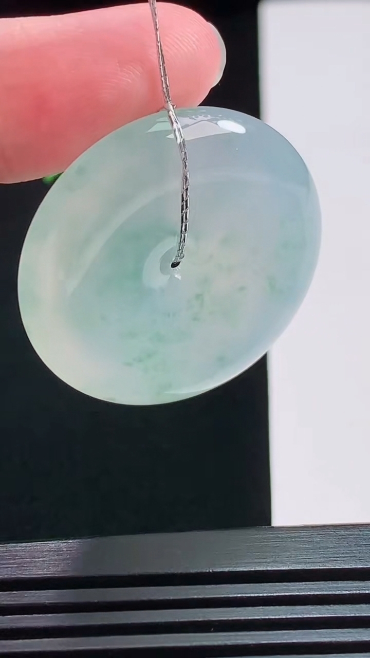 天然A货翡翠种飘花平安扣吊坠，尺寸33-6.2 重量:14.94g
7月29日