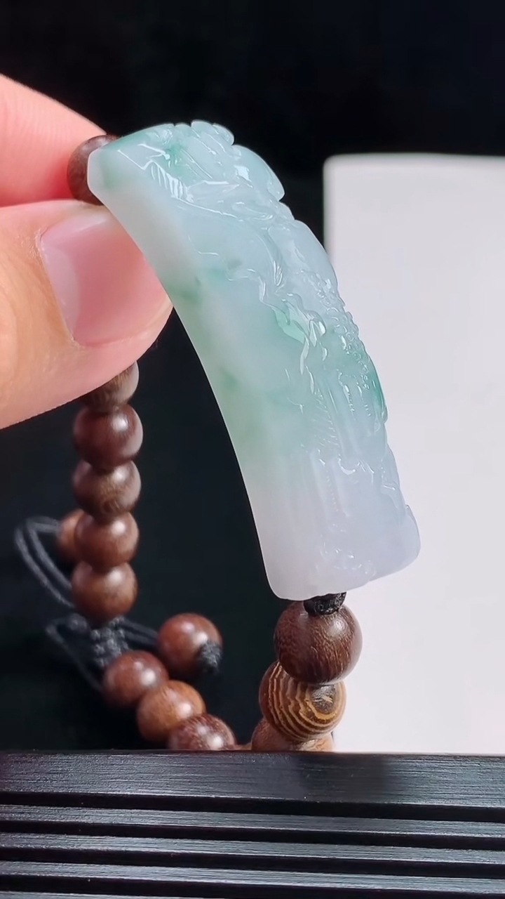 天然A货翡翠牌手牌，尺寸47.5-12-10.5 重量:22.61g
7月29日