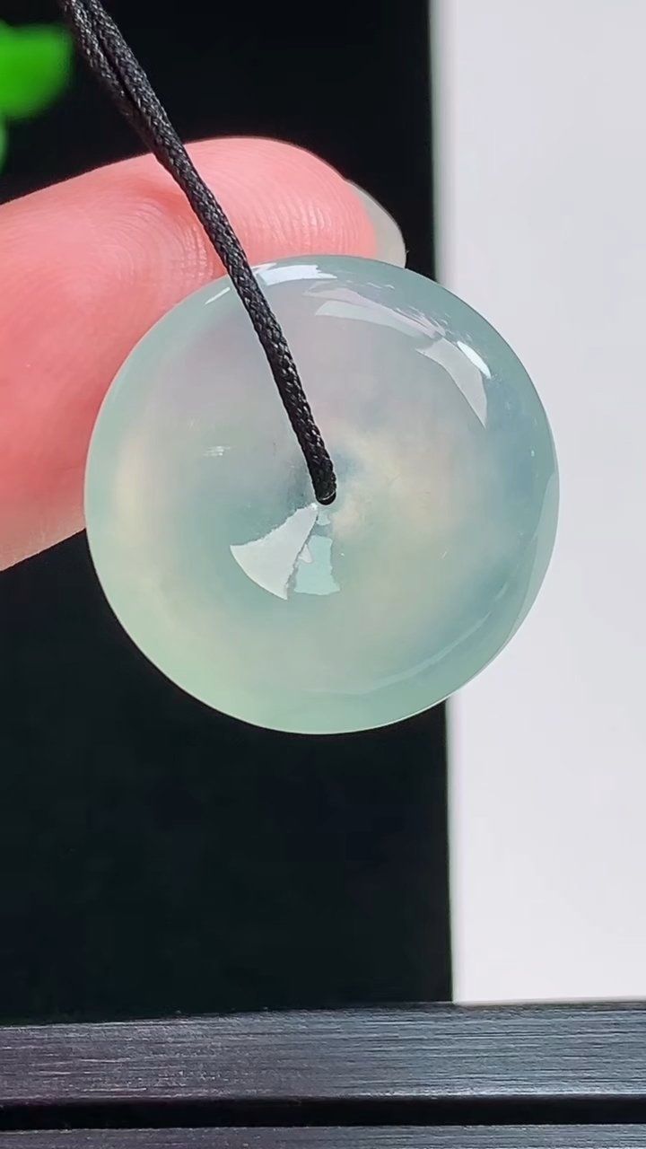 天然A货翡翠平安扣吊坠，尺寸20-4.6 重量:3.79g
7月29日