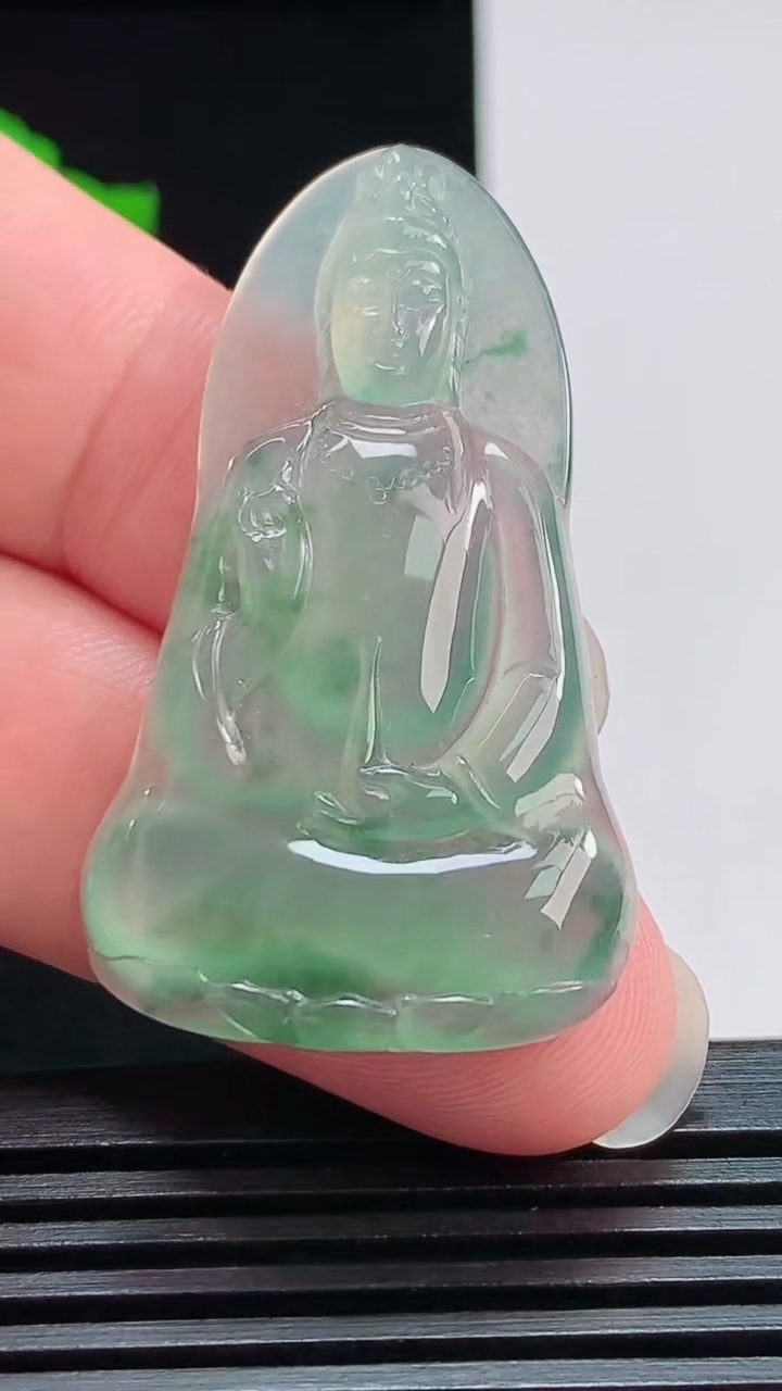 天然A货翡翠冰种飘花素衣观音吊坠，尺寸45-25-4.6 重量:8.36g
7月29日