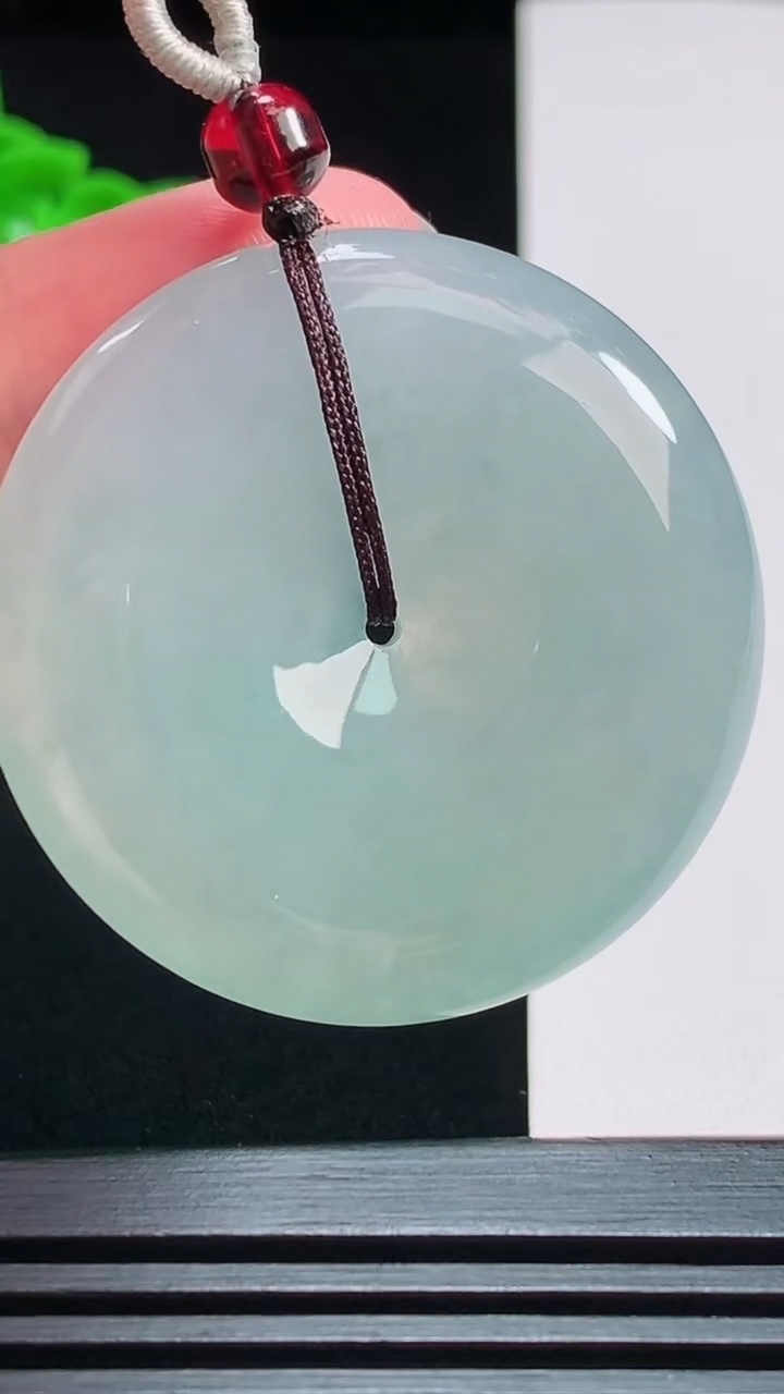天然A货翡翠平安扣吊坠，尺寸41-6.8 重量:26.12g
7月29日