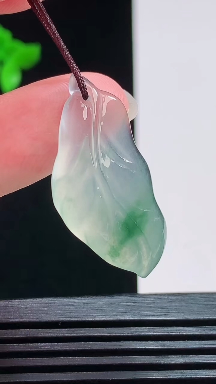 天然A货翡翠冰种飘花金枝玉叶 叶子吊坠，尺寸32-15-4.6 重量:3.21g
7月29日