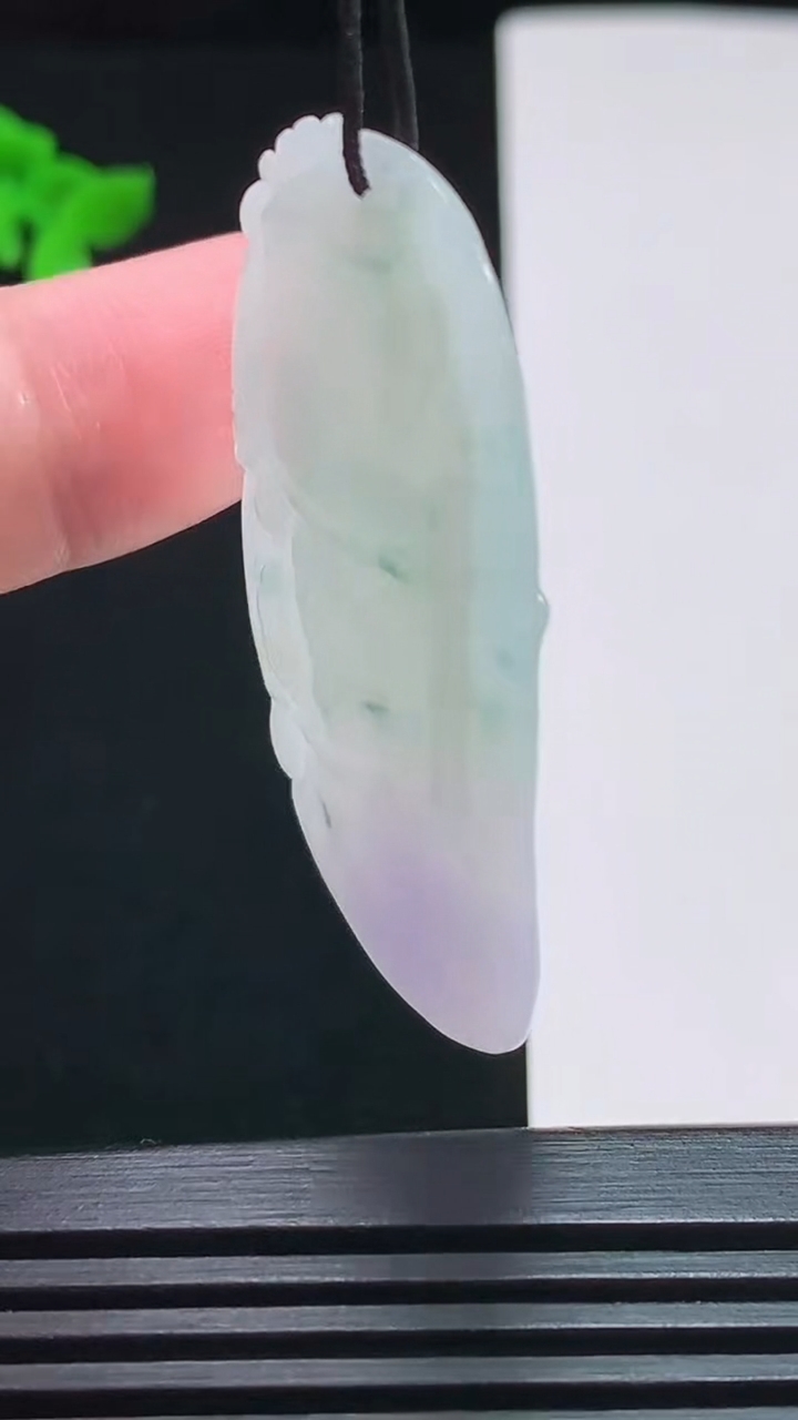 天然A货翡翠紫罗兰 飘花节节高升竹节吊坠，尺寸48.5-26-3.6 重量:10.68g
7月29日