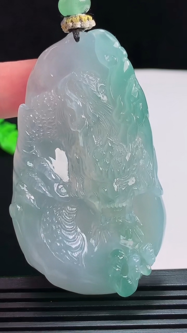 天然A货翡翠种紫罗兰 飘花龙牌吊坠，尺寸66.2-39-12.3 重量:61.69g
7月29日