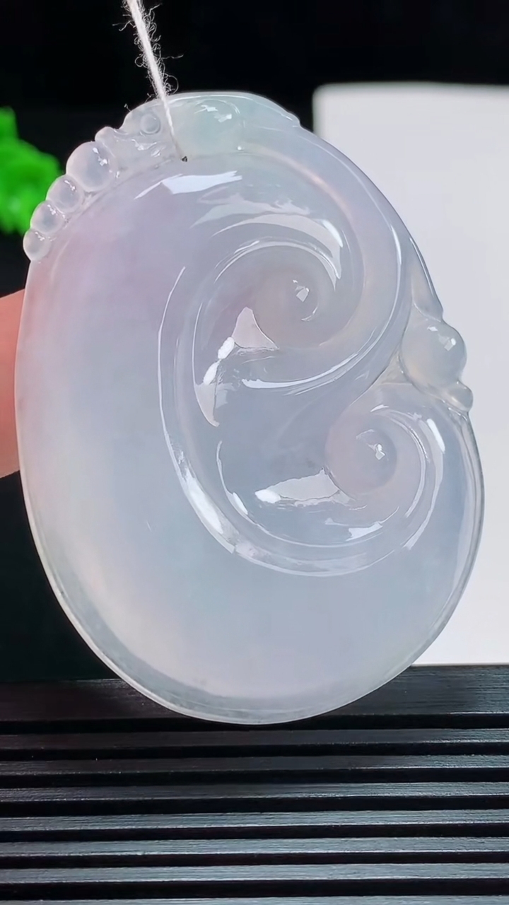 天然A货翡翠紫罗兰如意吊坠，尺寸54-38.6-6 重量:22.35g
7月29日