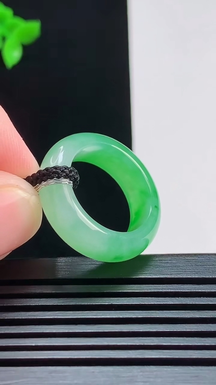 天然A货翡翠玉指环 戒指，尺寸16.2-6.5-3.5 重量:4.87g2026年7月29日
工厂直销收藏佳品,种好水足，色泽均匀，有种有色，上手高大气！