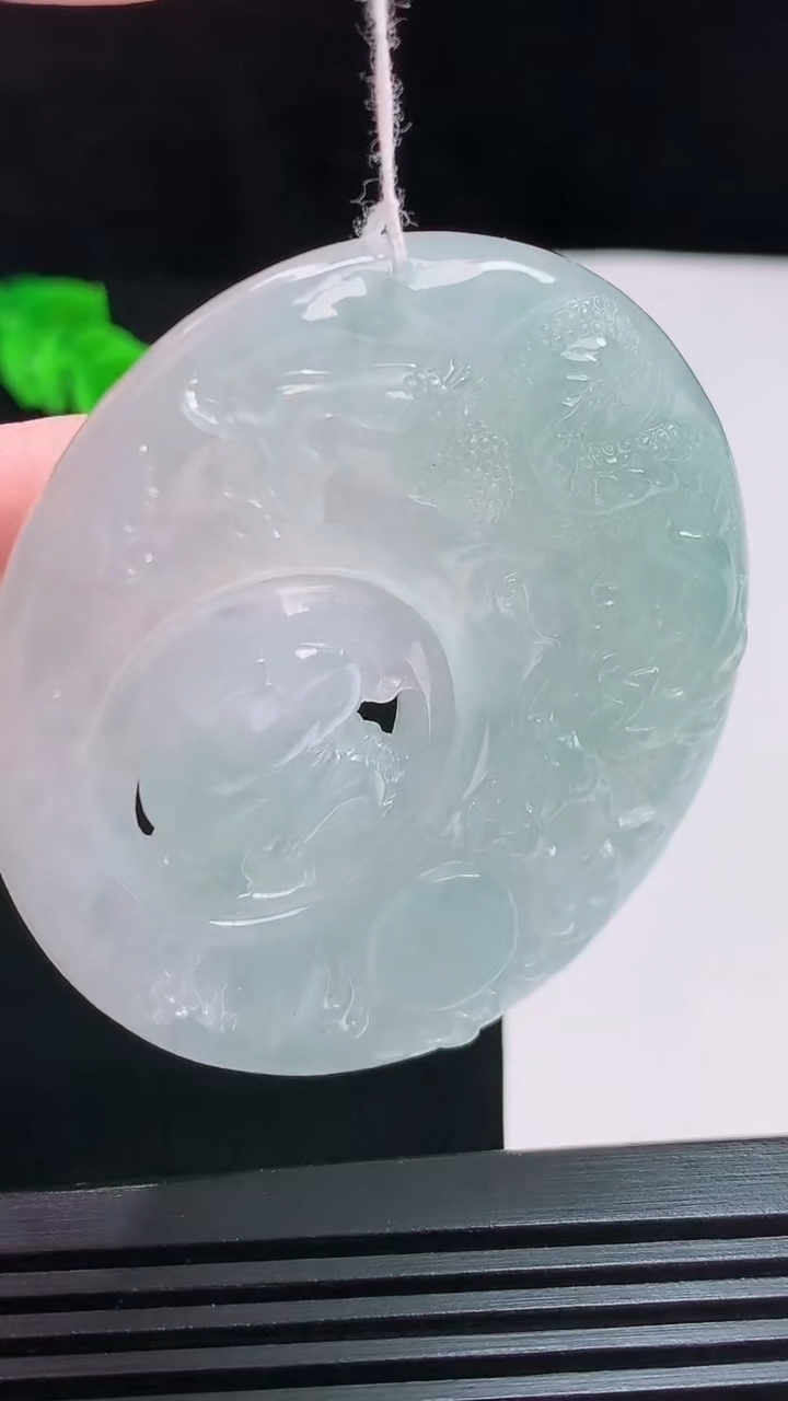 天然A货翡翠龙马牌吊坠，尺寸58-52-6.8 重量:38.14g
7月29日