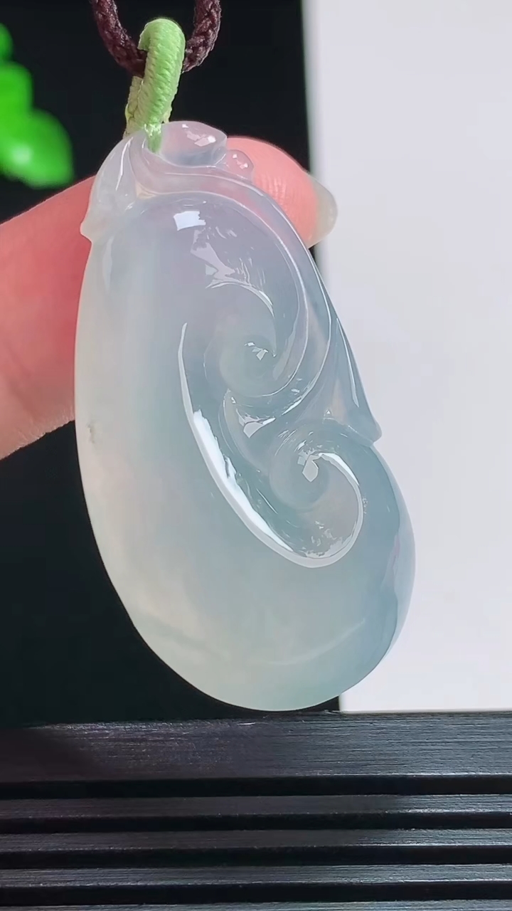 天然A货翡翠如意吊坠，尺寸40-20-7.6 重量:10.89g
7月29日