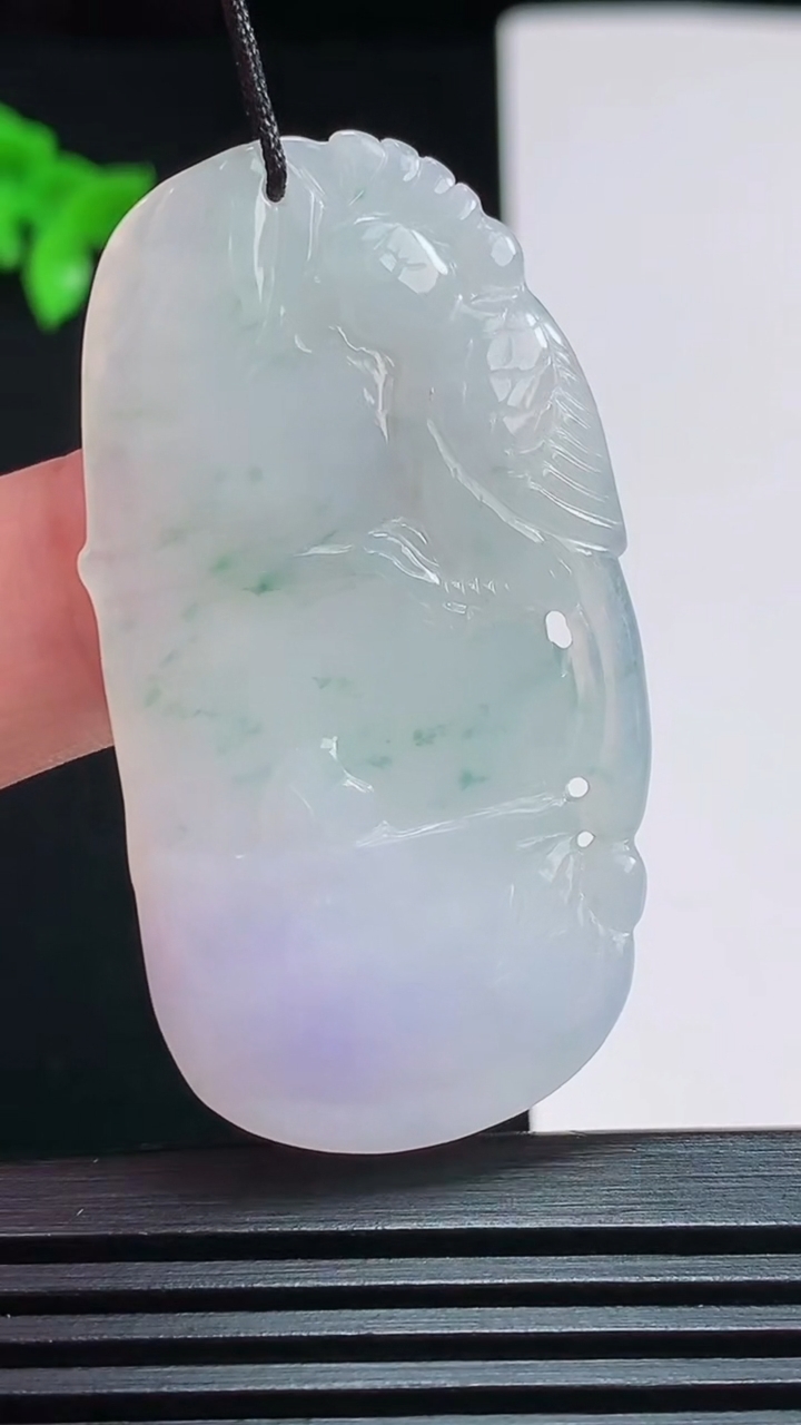 天然A货翡翠紫罗兰 飘花节节高升竹节吊坠，尺寸48.5-26-3.6 重量:10.68g
7月29日