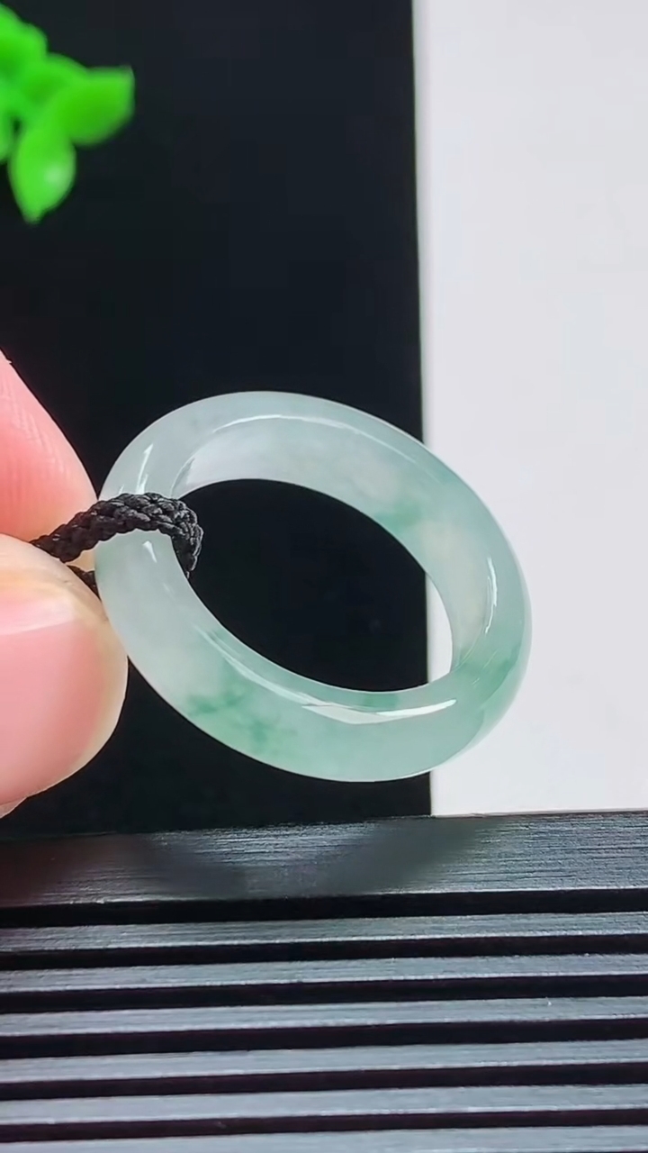 天然A货翡翠飘花玉指环 戒指，尺寸18.8-5.2-3.2 重量:4.07g2026年7月29日
工厂直销收藏佳品,种好水足，色泽均匀，有种有色，上手高大气！