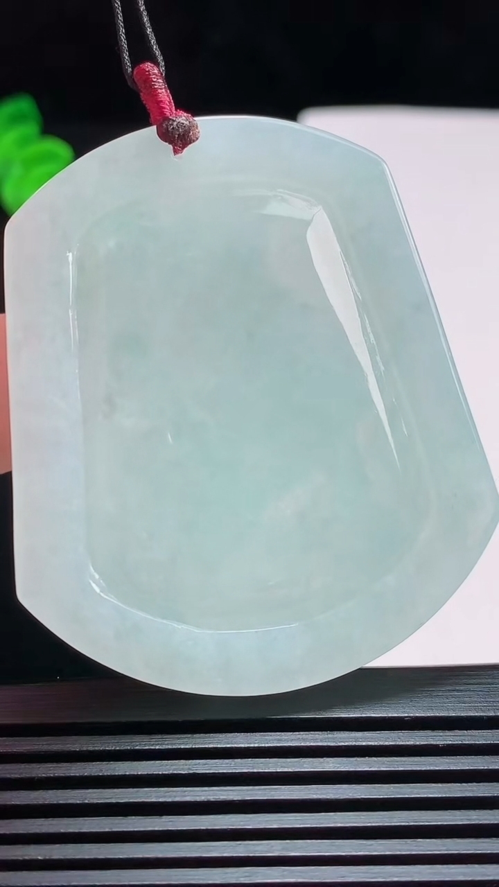 天然A货翡翠生肖马牌吊坠，尺寸52.6-45-6.3 重量:30.83g
7月29日