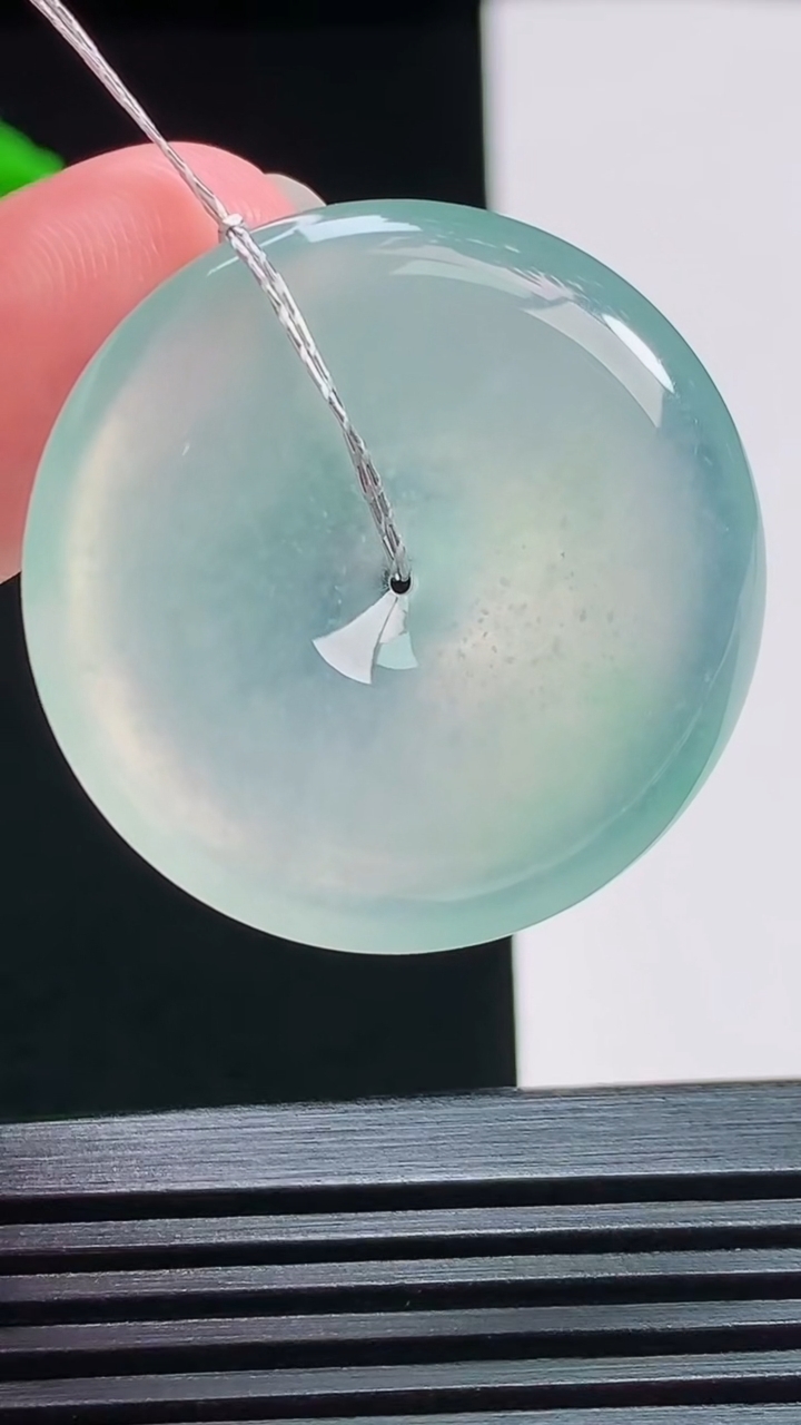 天然A货翡翠平安扣吊坠，尺寸32-5.8 重量:12.70g
7月29日