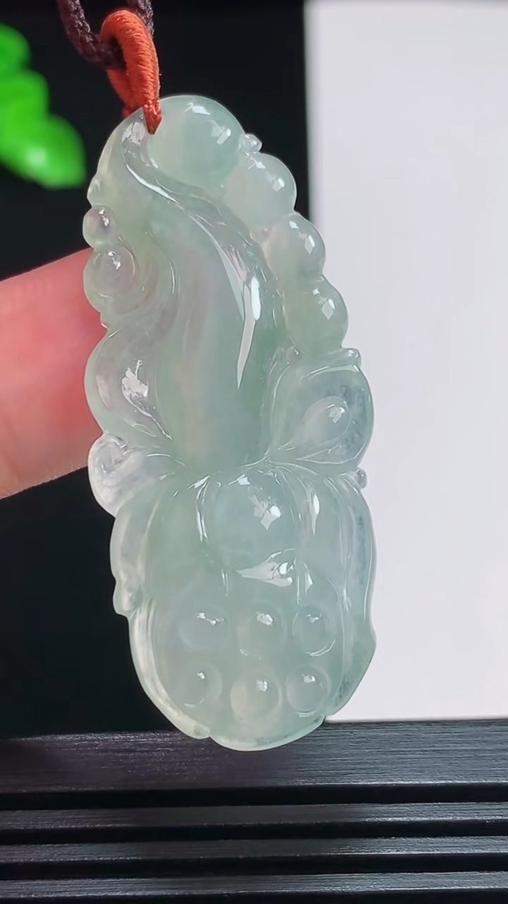 天然A货翡翠莲蓬吊坠，尺寸45-18-7重量:8.17g
7月29日