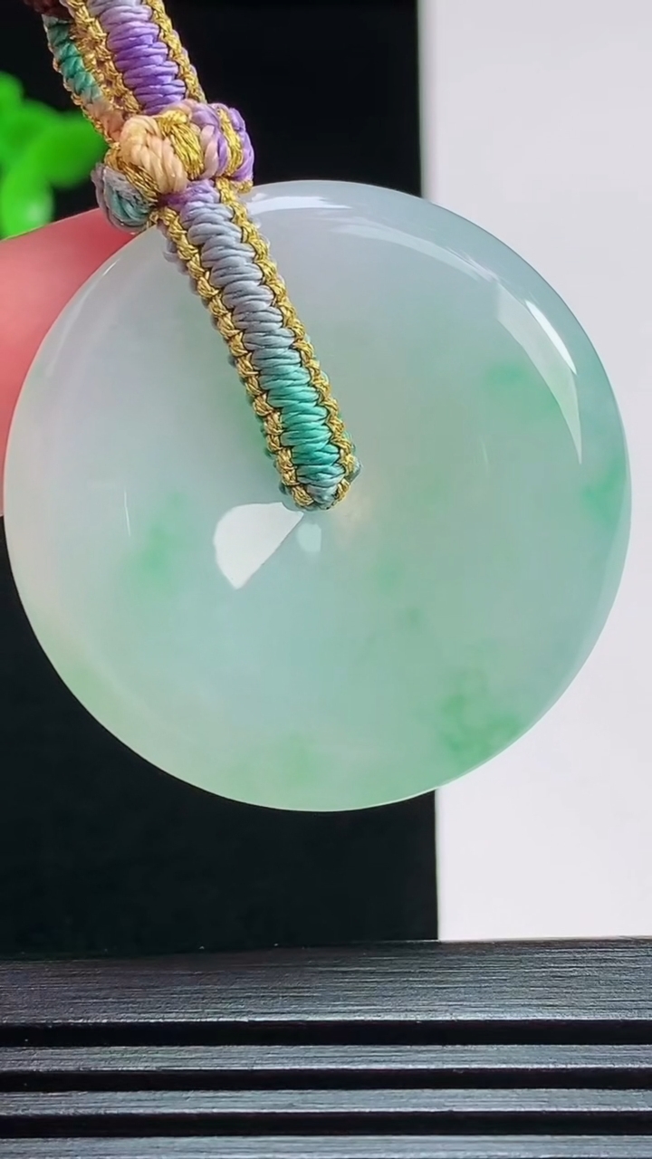 天然A货翡翠平安扣吊坠，尺寸34.5-5.5 重量:15.25g
7月29日