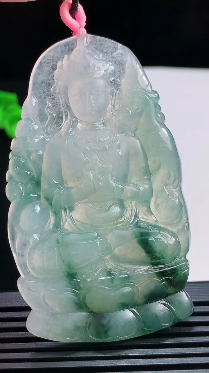 天然A货翡翠飘花度母菩萨吊坠，尺寸72-41-5.2 重量:32.33g
7月29日