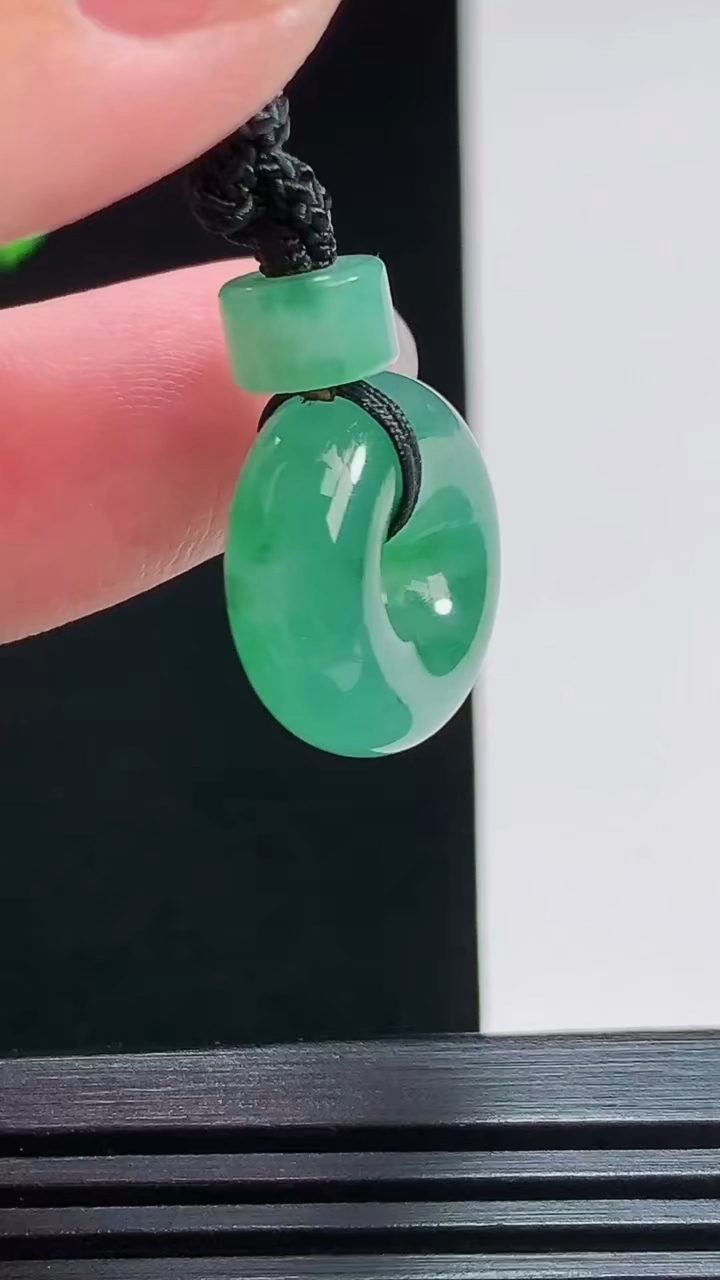 天然A货翡翠冰种飘花平安环吊坠，尺寸16.5-6.5 重量:5.00g
7月29日